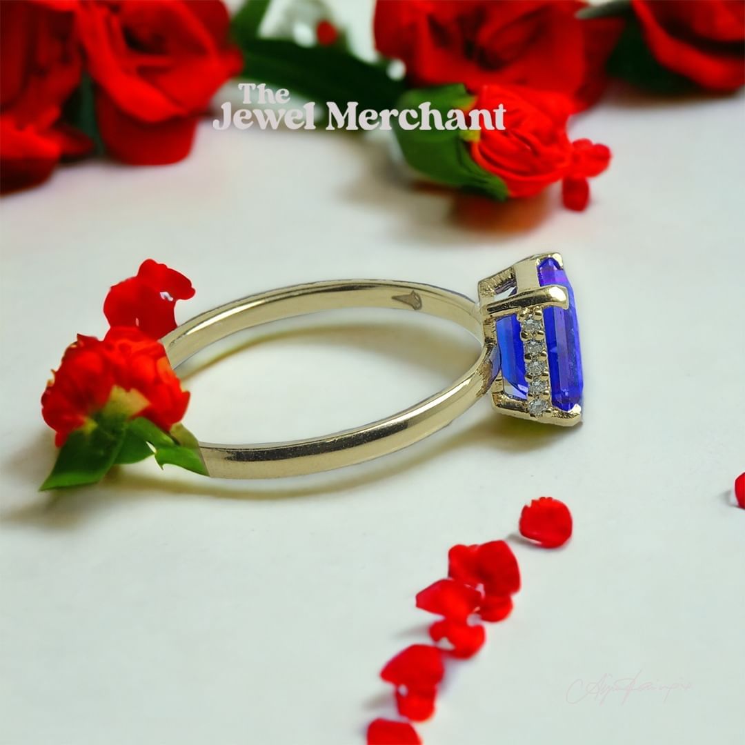 Tanzanite Ring set with Natural Diamonds in 18K Yellow Gold